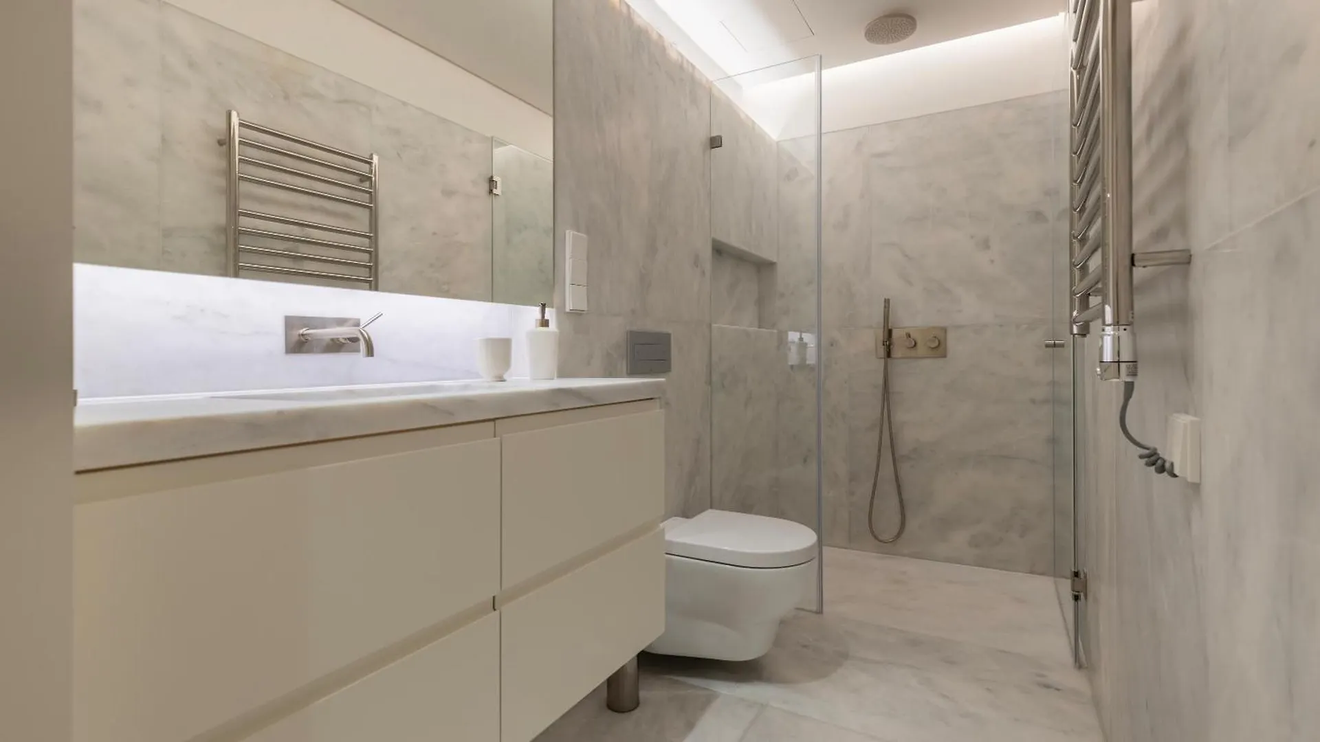 Jardins Da Gloria Charming Living By Lovelystay Lisbon Apartment